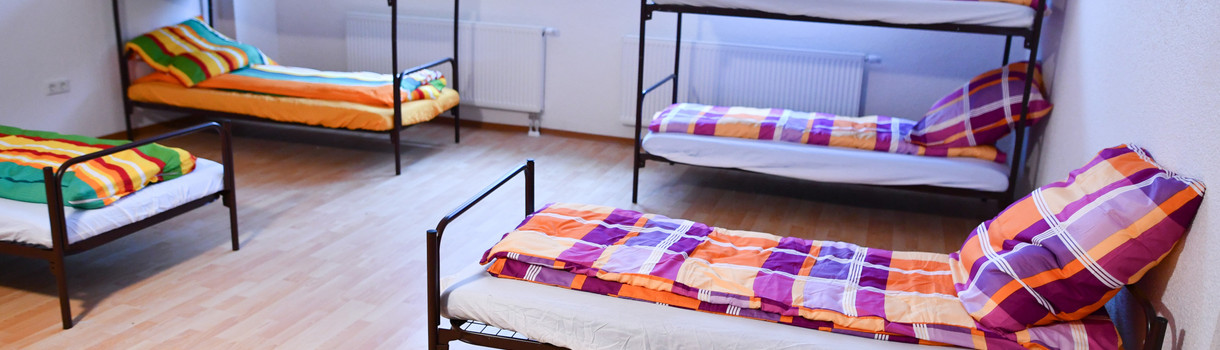 Betten stehen in Ketsch (Baden-Württemberg) in der neuen Gemeinschaftsunterkunft für Flüchtlinge und Asylbewerber