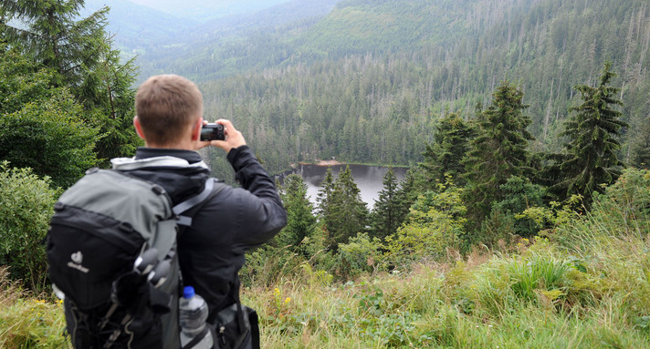 Ein Wanderer steht im Nordschwarzwald beim Ruhestein am Aussichtspunkt Wildseeblick (Bild: dpa).