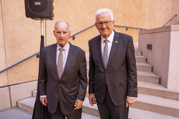 Ministerpräsident Winfried Kretschmann (rechts) und der ehemalige Gouverneur von Kalifornien, Jerry Brown (links), in Sacramento