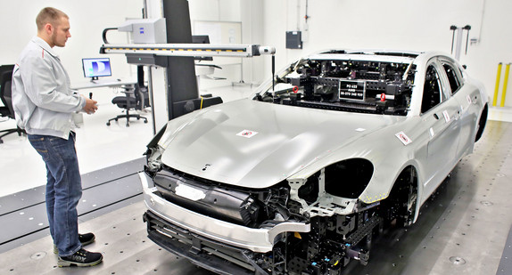 Ein Ingenieur der Porsche AG vermisst für die Digitalisierung einen Panamera (Bild: © dpa).
