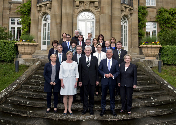 Die Landesregierung vor der Villa Reitzenstein
