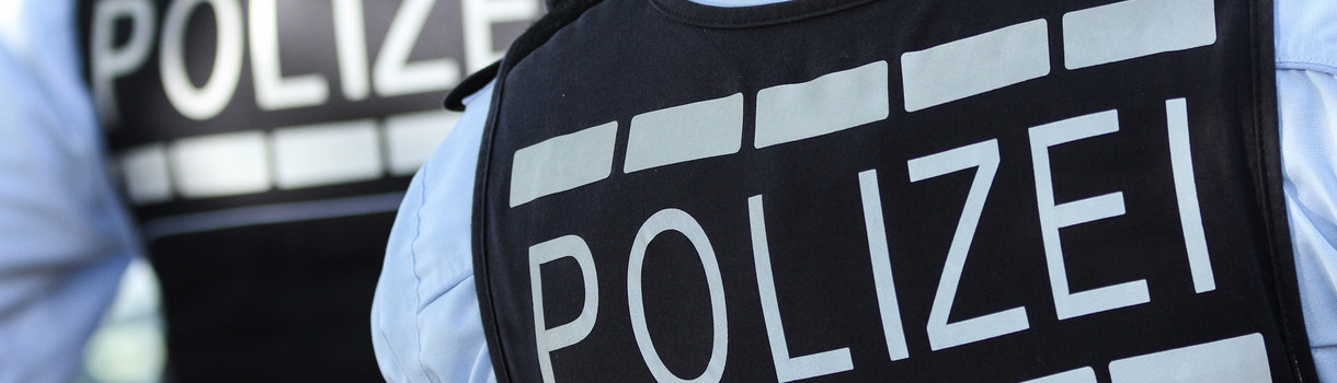 In Westen gekleidete Polizisten stehen in Reutlingen. (Bild: picture alliance/Silas Stein/dpa)