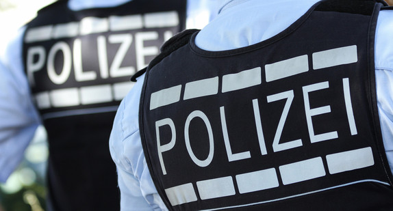 In Westen gekleidete Polizisten stehen in Reutlingen. (Bild: picture alliance/Silas Stein/dpa)