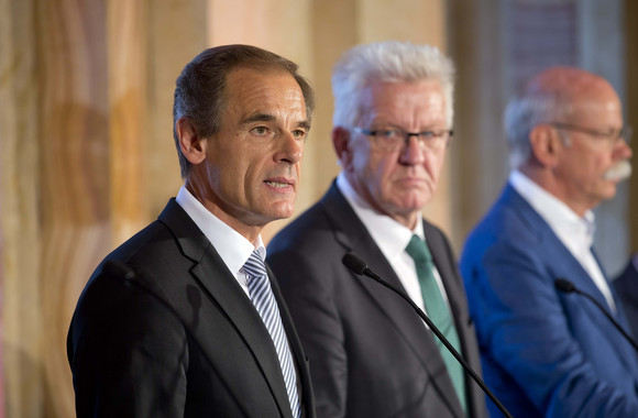 Dr. Volkmar Denner (l.) spricht bei der Pressekonferenz