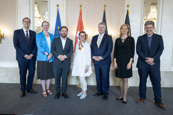 Europastaatssekretär Florian Hassler (dritter von links) hat zum Zukunftsforum in das Neue Schloss in Stuttgart geladen. Mit dabei sind Michael Flügger, Botschafter der Bundesrepublik Deutschland in der Schweiz (links), Professorin Dr. Daniela Kleinschmit von der Albert-Ludwigs-Universität Freiburg (zweite von links), Andrea Elisabeth Knellwolf, Großrätin des Kantons Basel-Stadt (vierte von links), der Generalkonsul der Schweizerischen Eidgenossenschaft, Urs Schnider (dritter von rechts), Esther Keller, Regierungsrätin des Kantons Basel-Stadt (zweite von rechts) und Moderator Georg Walter (rechts). 