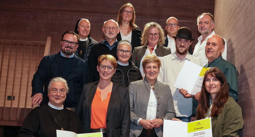 Ministerin Nicole Razavi MdL (untere Reihe, 3.v.l.) und Staatssekretärin MdL (untere Reihe, 2.v.l.) mit den Preisträgerinnen und Preisträgern des Innovationspreises Lehmbau BW 2025