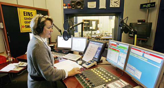 Moderatorin im Sendestudio von SWR 1 in Stuttgart (Bild: © dpa).