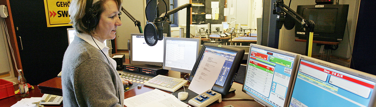 Moderatorin im Sendestudio von SWR 1 in Stuttgart (Bild: © dpa).