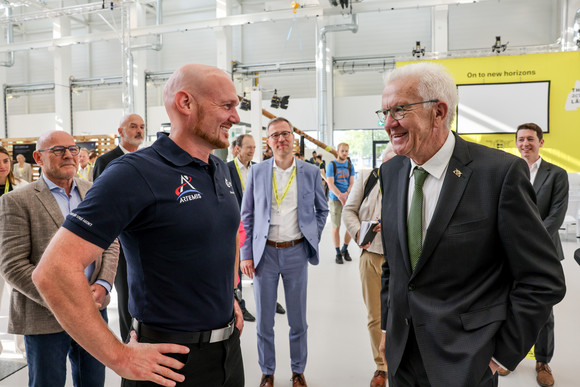ESA-Astronaut Dr. Alexander Gerst (links) und Ministerpräsident Winfried Kretschmann (rechts) im Gespräch.