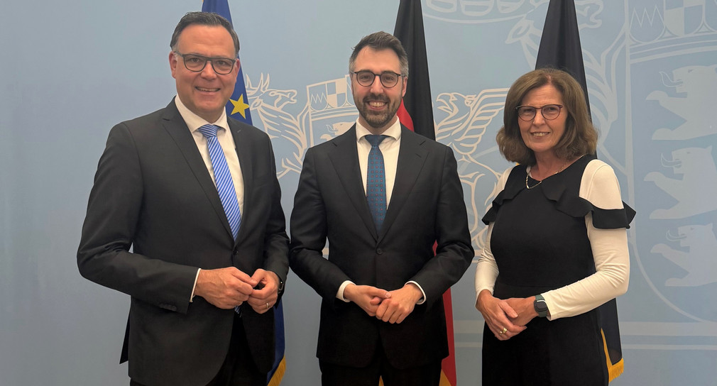Von links nach rechts: Staatssekretär im Ministerium der Justiz und für Migration Siegfried Lorek, Minister der Justiz und für Migration Moritz Oppelt, Ministerialdirektorin Gerda Windey