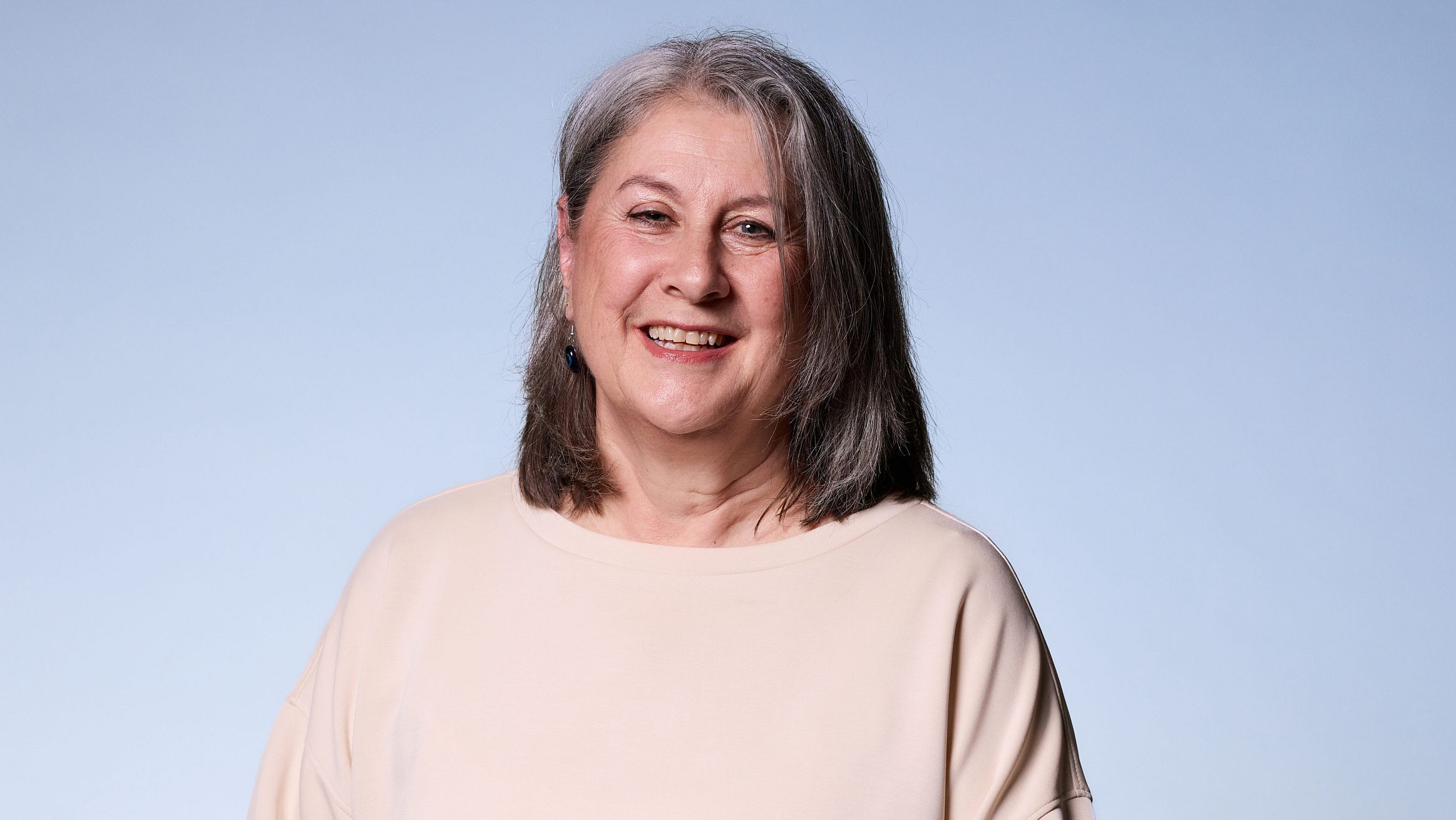 Eine Frau vor blauem Hintergrund