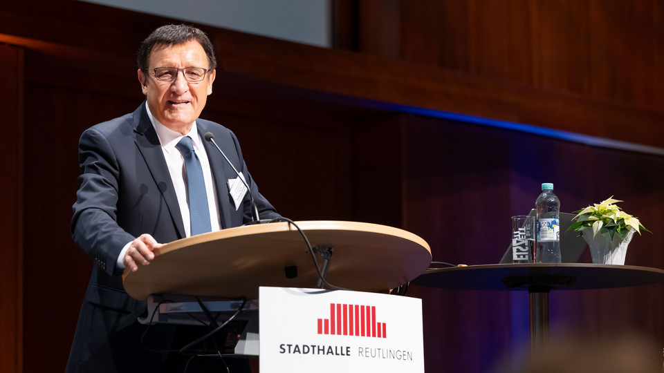 Landtagsvizepräsident Prof. Dr. Wolfgang Reinhart spricht bei der Demokratiekonferenz 2023.