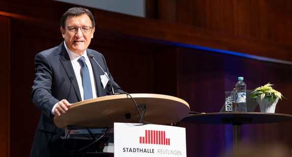 Landtagsvizepräsident Prof. Dr. Wolfgang Reinhart spricht bei der Demokratiekonferenz 2023.