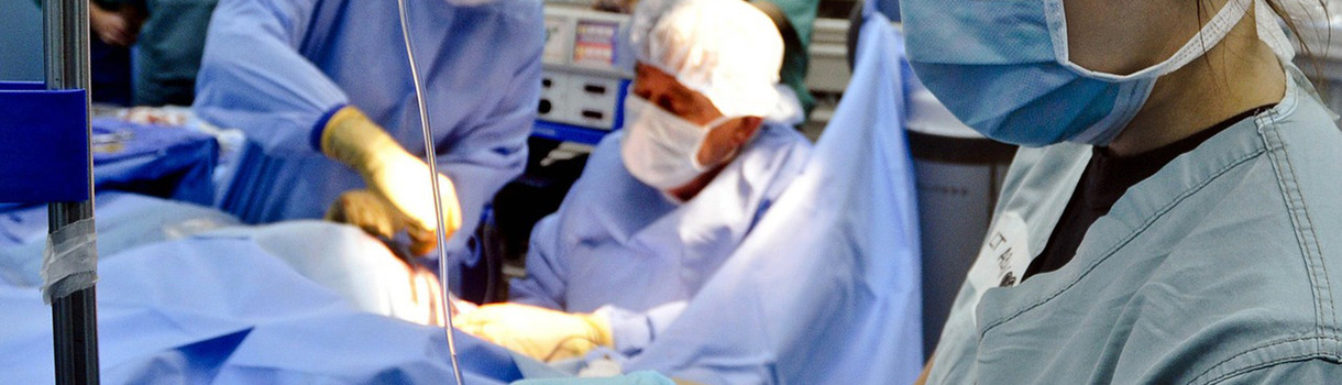 Krankenschwester dosiert Medikament während Operation