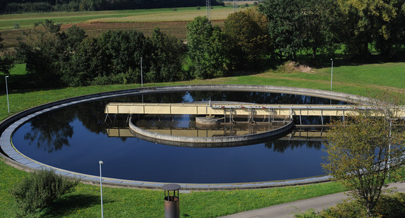 Kläranlage des Abwasserzweckverbandes Raum Offenburg bei Griesheim (Symbolbild: © dpa).