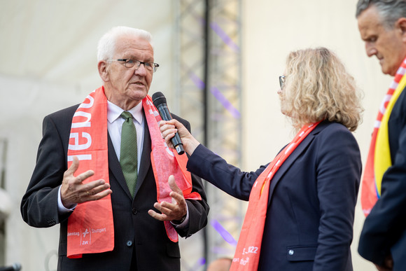 Ministerpräsident Winfried Kretschmann (links) im Gespräch