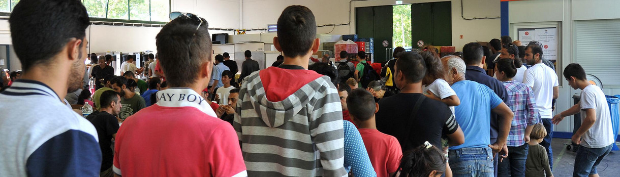 Flüchtlinge warten in der Landeserstaufnahmestelle (LEA) Ellwangen auf die Essensausgabe. (Foto: © dpa)