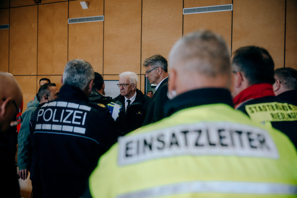 Ministerpräsident Winfried Kretschmann und Bundesverkehrsminister Patrick Schnieder im Gespräch mit Einsatzkräften