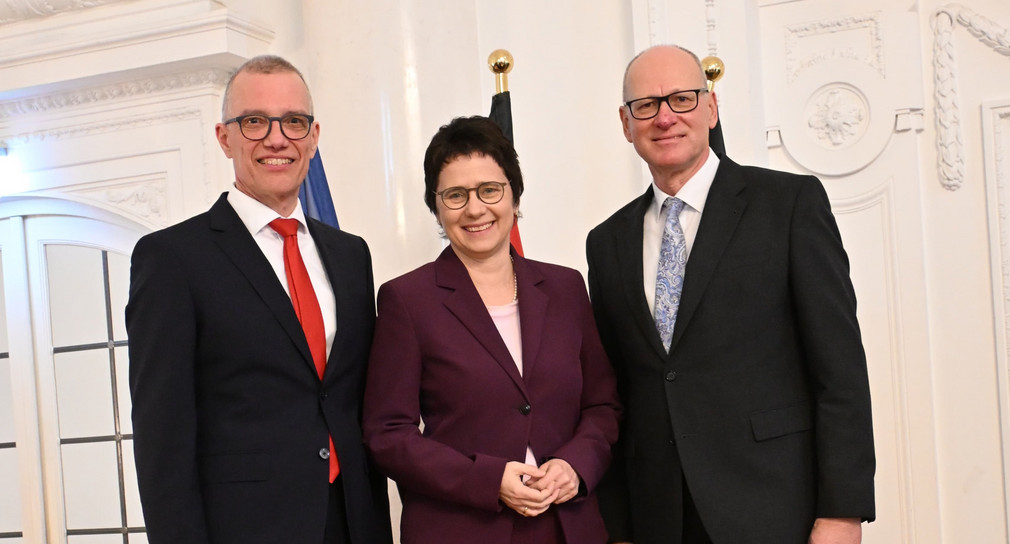 von links nach rechts: Generalstaatsanwalt Frank Rebmann, Ministerin Marion Gentges und Generalstaatsanwalt a. D. Achim Brauneisen