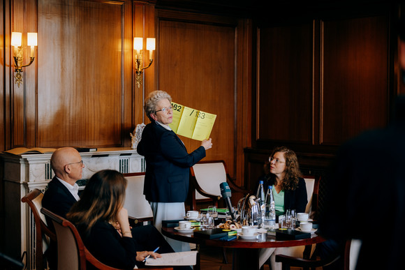 Staatsrätin Barbara Bosch (Mitte, stehend) zeigt ein Poster.