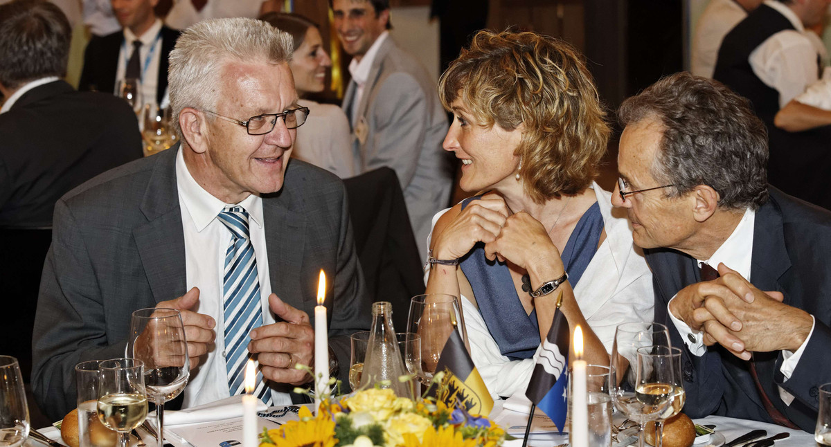 (von links nach rechts:) Ministerpräsident Winfried Kretschmann im Gespräch mit der Aargauer Frau Landammann Susanne Hochuli