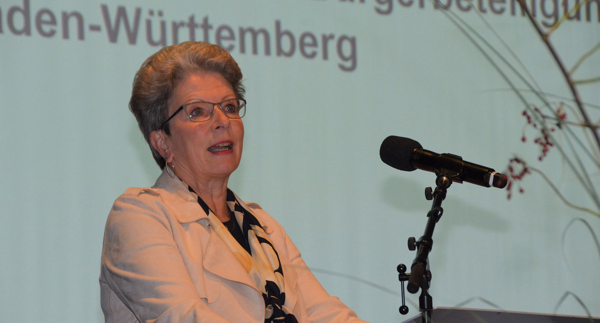 Staatsrätin für Zivilgesellschaft und Bürgerbeteiligung Barbara Bosch spricht auf der Demokratiekonferenz 2021.