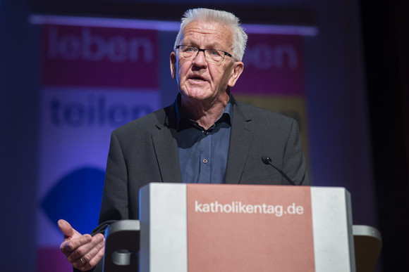 Ministerpräsident Winfried Kretschmann hält einen biblischen Impuls