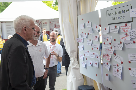 Ministerpräsident Winfried Kretschmann (links) beim Gang über die Kirchenmeile