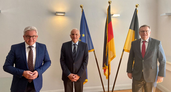 Verabschiedung als Opferbeauftragter der Landesregierung (von links): Minister der Justiz und für Europa Guido Wolf, der scheidende Opferbeauftragte Dr. Schlosser und Ministerialdirektor Elmar Steinbacher, Amtschef des Ministeriums der Justiz und für Europa und ständiger Vertreter des Ministers.