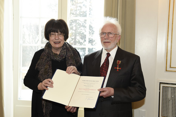 Die Staatsrätin für Zivilgesellschaft und Bürgerbeteiligung Gisela Erler (l.) und Albert Bäumer (r.)