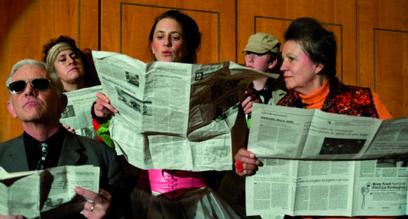 Zeitung lesende Darsteller in einer Szene des Theaterstücks „Bürgerbeteiligung – Ein Lustspiel“