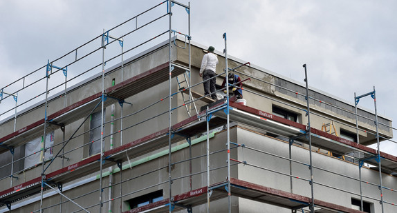 Bauarbeiter arbeiten in Heidelberg an einer Neubauwohnung.