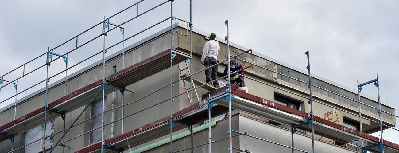 Bauarbeiter arbeiten in Heidelberg an einer Neubauwohnung.