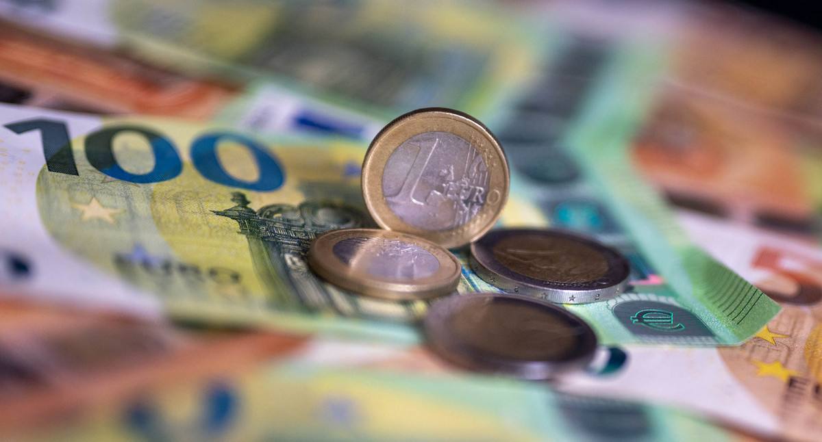 Geldscheine mit dem Wert von 100 und 50 Euro und Münzen liegen auf einem Tisch.