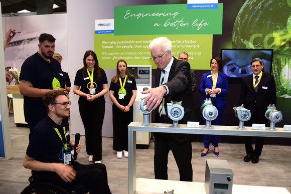 Ministerpräsident Winfried Kretschmann (M.) am Stand von ebm-papst