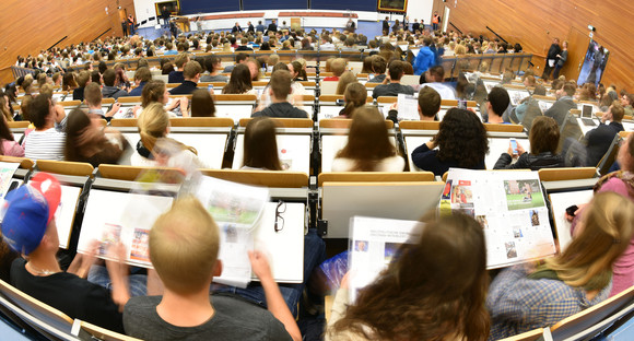 Studenten nehmen in Heidelberg an einer Erstsemester-Veranstaltung teil. (Foto: dpa)
