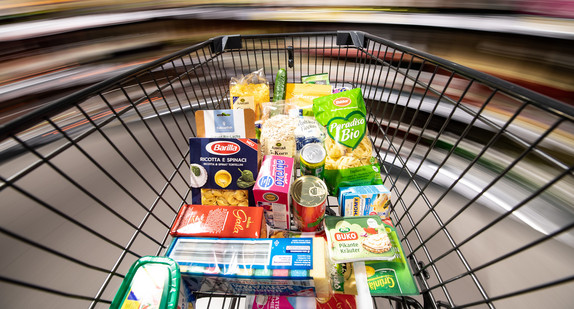 Ein Einkaufswagen wird durch einen Supermarkt geschoben. (Bild: picture alliance/Fabian Sommer/dpa)