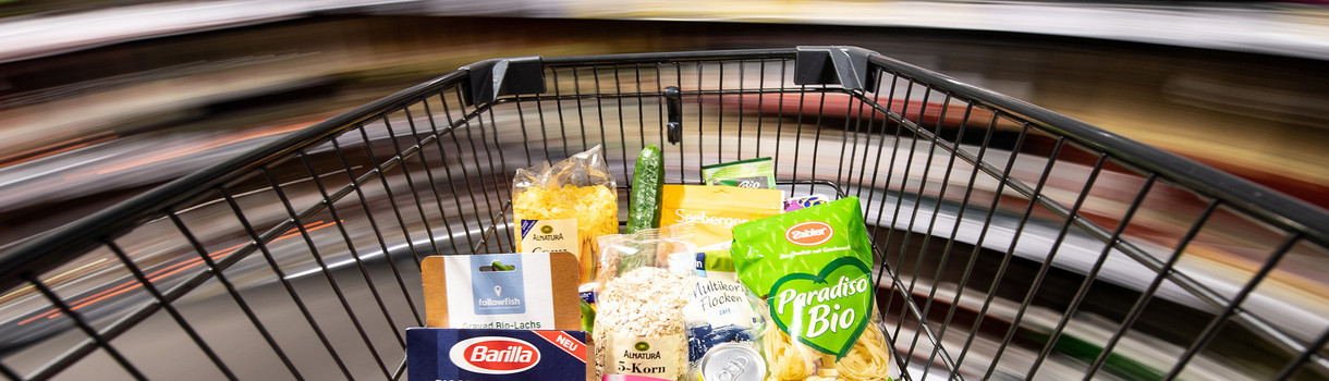Ein Einkaufswagen wird durch einen Supermarkt geschoben. (Bild: picture alliance/Fabian Sommer/dpa)