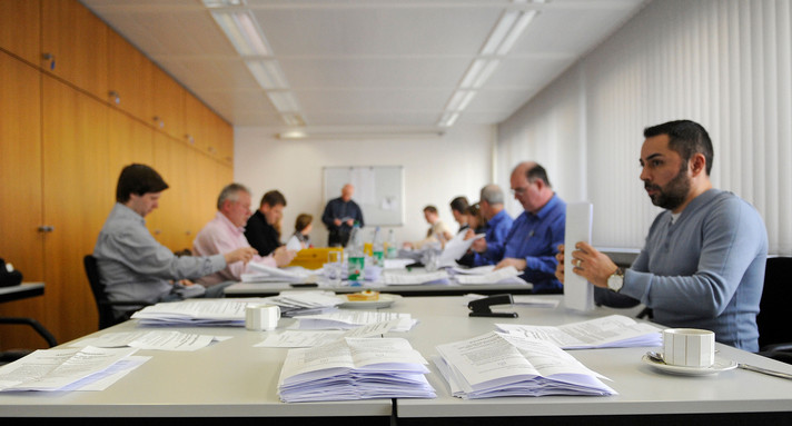 Helfer zählen Wahlzettel aus. (Bild: dpa).