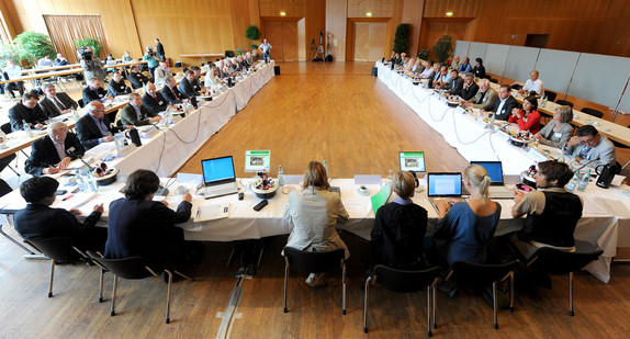 Gegner und Befürworter des umstrittenen Pumpspeicherkraftwerks Atdorf sitzen in Bad Säckingen (Landkreis Waldshut) an einem „runden Tisch“ (Bild: dpa).