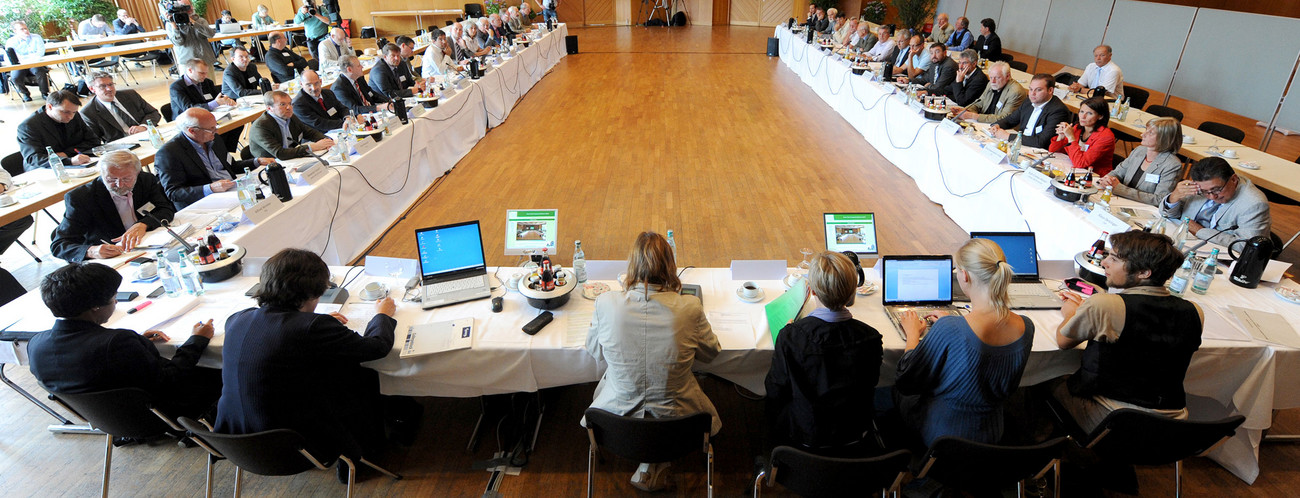 Gegner und Befürworter des umstrittenen Pumpspeicherkraftwerks Atdorf sitzen in Bad Säckingen (Landkreis Waldshut) an einem „runden Tisch“ (Bild: dpa).
