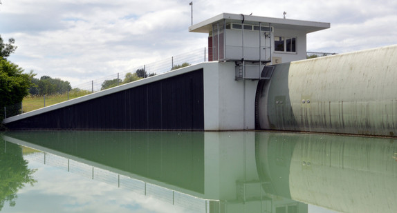 Ein Hochwasserrückhaltebecken (Foto: © dpa)