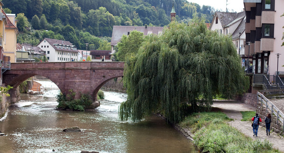 Fluss mit Steinbogenbrücke