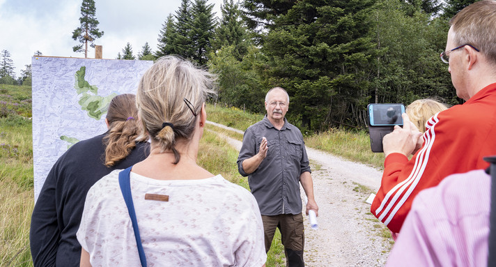 Ein Ranger erklärt eine Karte zum Wildtiermanagement.