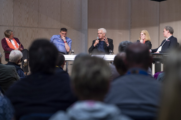 Podiumsgespräch mit Ministerpräsident Winfried Kretschmann (Mitte) in der Stuttgarter Liederhalle.