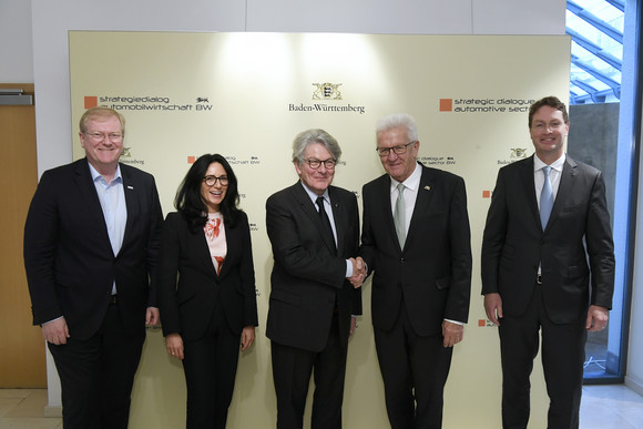 von links nach rechts: Dr. Stefan Hartung, Vorsitzender der Geschäftsführung der Robert Bosch GmbH, Barbara Frenkel, Mitglied des Vorstands der Dr. Ing h.c. F. Porsche AG, Thierry Breton, EU-Kommissar für Binnenmarkt und Dienstleistungen,  Ministerpräsident Winfried Kretschmann und Ola Källenius, Vorstandsvorsitzender der Mercedes-Benz Group AG
