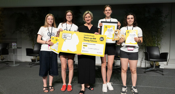 Dr. Nicole Hoffmeister-Kraut (Mitte) mit dem Gewinnerteam „Cover Curtains“ des „Start-up BW Young Talents 2026“-Wettbewerbs.