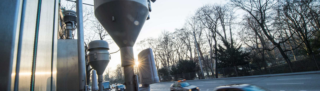 Autos fahren an der Feinstaubmessstation „Am Neckartor“ in Stuttgart vorbei.