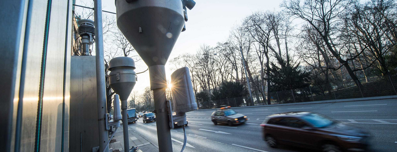 Autos fahren an der Feinstaubmessstation „Am Neckartor“ in Stuttgart vorbei.