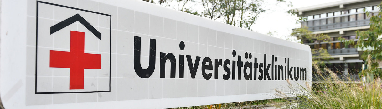 Ein Schild mit der Aufschrift "Universitätsklinikum" steht in Mannheim an einer Einfahrt zum Universitätsklinikum.